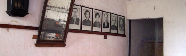 駿盧1階の階段付近。先祖の写真が飾られている