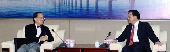 香港・マカオ・広東省を結ぶ橋りょう「港珠澳大橋」着工について協議を行う李克強副首相（当時）とドナルド・ツァン前香港行政長官