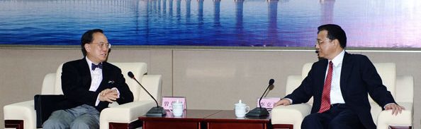 香港・マカオ・広東省を結ぶ橋りょう「港珠澳大橋」着工について協議を行う李克強副首相(当時)とドナルド・ツァン前香港行政長官
